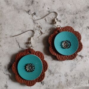 Leather earrings turquoise and Browns with a filigree trim